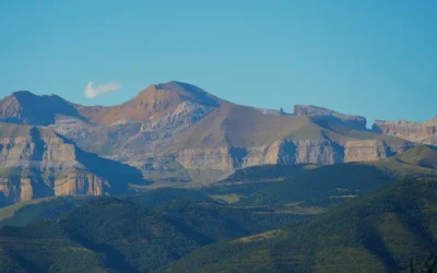 Voler sans ailes au-dessus des Pyrénées. Une expérience magique avec Ordesa et Monte Perdido en toile de fond
