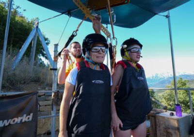 "Chicas impresionadas y listas para saltar en la Tirolina Pirineos.